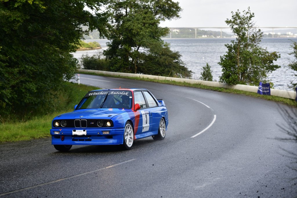 Den tidligere Porschekører Per G. Hansen fra Ringsted er skiftet til en BMW M3, som han viste overbevisende kørsel med. Her er han med Vejle Fjordbroen i baggrunden på vej mod en tredjeplads af alle i Munkebjerg Hillclimb.
(Foto: Michael Eisenberg)